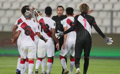 Jogadores do Peru reclamam com árbitro chileno Julio Bascunán durante partida contra o Brasil em Lima. Presidente do Peru Carlos Zambrano constesta resultado devido a erros de arbitragem