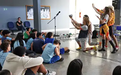 Brasília (DF), 25/04/2025 - Alunos do Centro de Ensino Fundamental 104 Norte fazem uma apresentação de teatro sobre bullying. Foto: Antonio Cruz/Agência Brasil