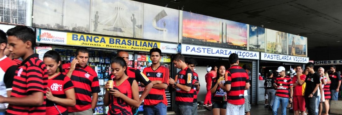 Torcedores chegam ao Estádio Nacional de Brasília Mané Garrincha onde acontece o segundo jogo teste antes da abertura oficial da Copa das Confederações
