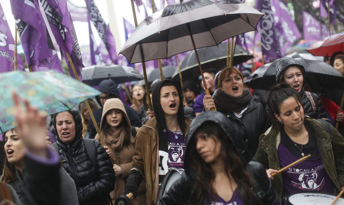 Mulheres fazem protesto e greve contra feminicídio na Argentina