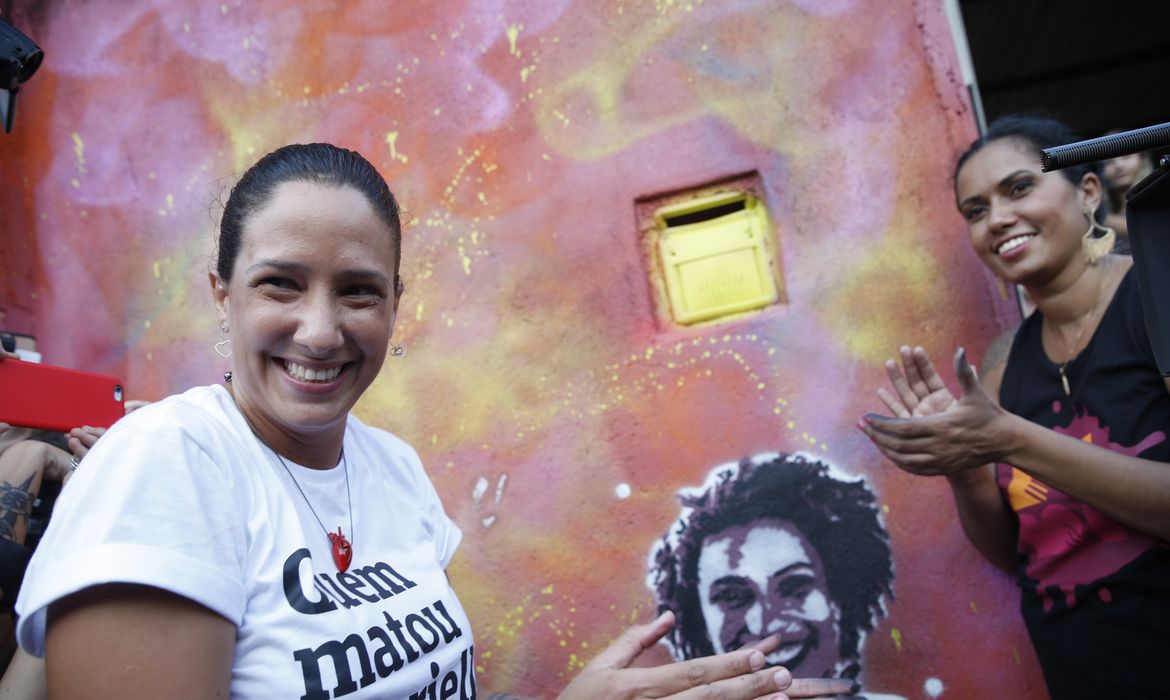 A viúva de Marielle Franco, Mônica Benício, refaz Grafite em homenagem a Marielle, feito por Malala Yousafzai na comunidade Tavares Bastos, no Catete