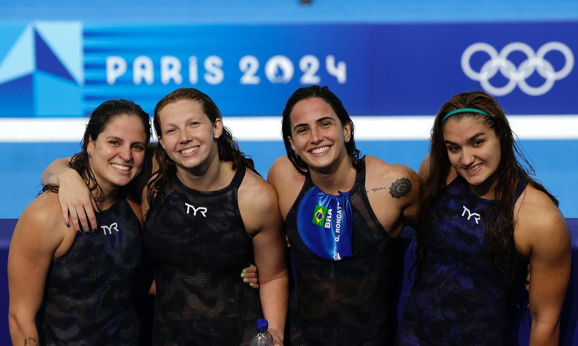 equipe brasileira feminina de natação (Maria Paula, Sthephanie, Gabi Roncatto e Mafê) se classifica à final do revezamento 4x200m em Paris - Olimpíada - em 01/08/2024