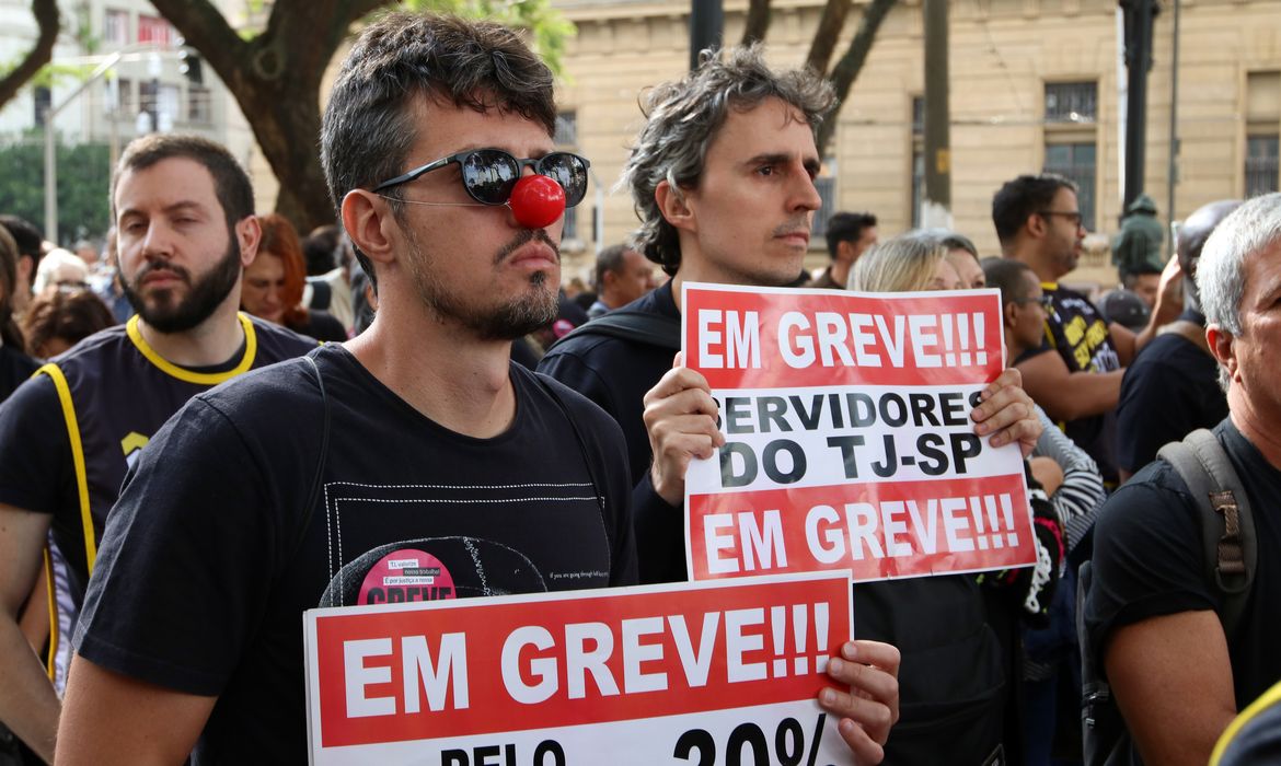Cadu Pinotti/Agência Brasil São Paulo (SP), 28/05/2025 - Trabalhadores do Poder Judiciário do estado de São Paulo fazem manifestação por reposição salarial, entre outras reivindicações, na Praça DR. João Mendes. Foto: Cadu Pinotti/Agência Brasil