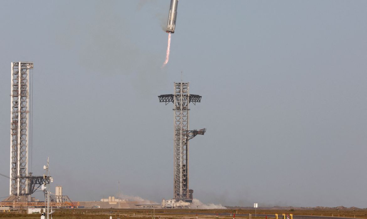 The Super Heavy booster returns to its launch pad after the SpaceX Starship continued to space after it was launched on its eighth test at the company's Boca Chica launch pad in Brownsville, Texas, U.S., March 6, 2025. Reuters/Joe Skipper/Proibida reprodução