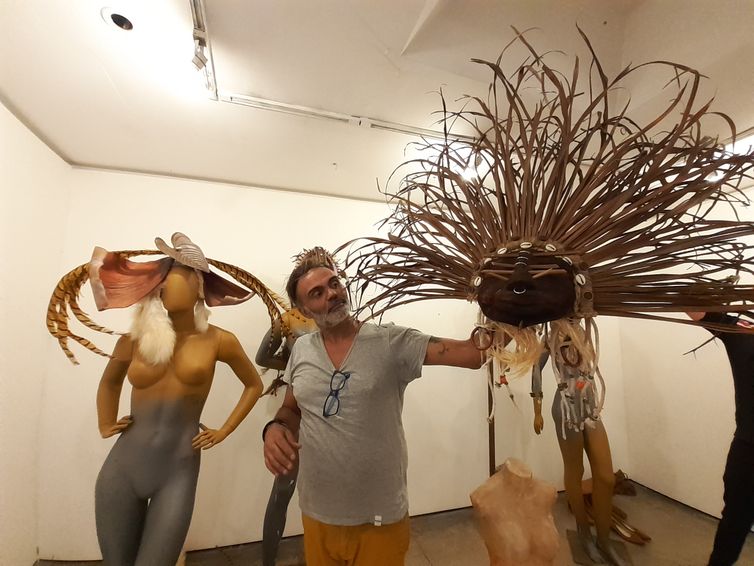 Rick Barboza com peças da exposição Reciclando o Carnaval.