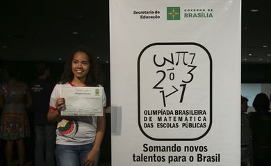 Brasília - A aluna Priscila Mariana de Aguiar Lima recebe o certificado de Menção Honrosa, por participar da Olimpíada Brasileira de Matemática das Escolas Públicas (Elza Fiuza/Agência Brasil)