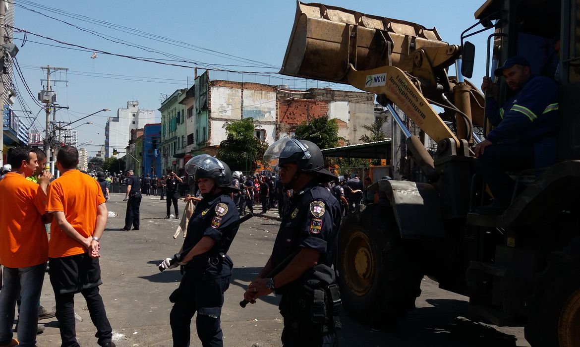 São Paulo - A Polícia Militar e a Guarda Civil Metropolitana usaram bombas de gás e spray de pimenta contra os usuários de drogas da Cracolândia (Daniel Mello/Agência Brasil)