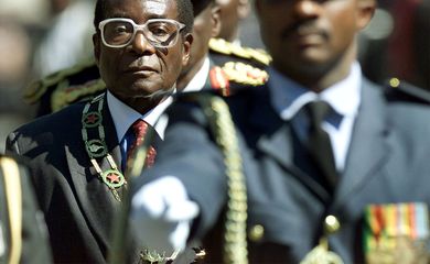 Cidadãos do Zimbábue pedem a saída de Robert Mugabe da presidência. O protesto acontece em frente ao Parlamento e antecede a votação de moção de censura contra o governante