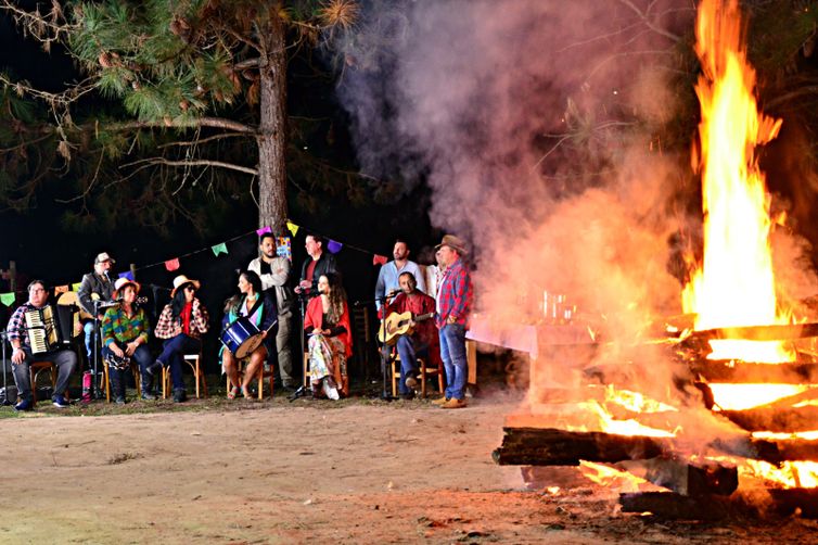 Convidados cantam clássicos de São João ao redor da fogueira
