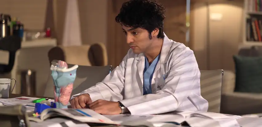 O médico Ali é o protagonista da telenovela 'Um Milagre'
