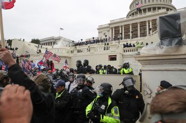 apoiadores do presidente donald trump protestam em washington - Após invasão, Congresso dos EUA certifica vitória de Joe Biden