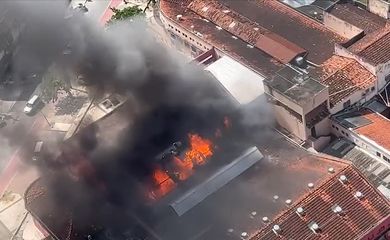 Um incêndio atingiu o Mercado da Encruzilhada, no bairro de Recife, na manhã deste domingo (03/09). Foto: Frame/Redes Sociais