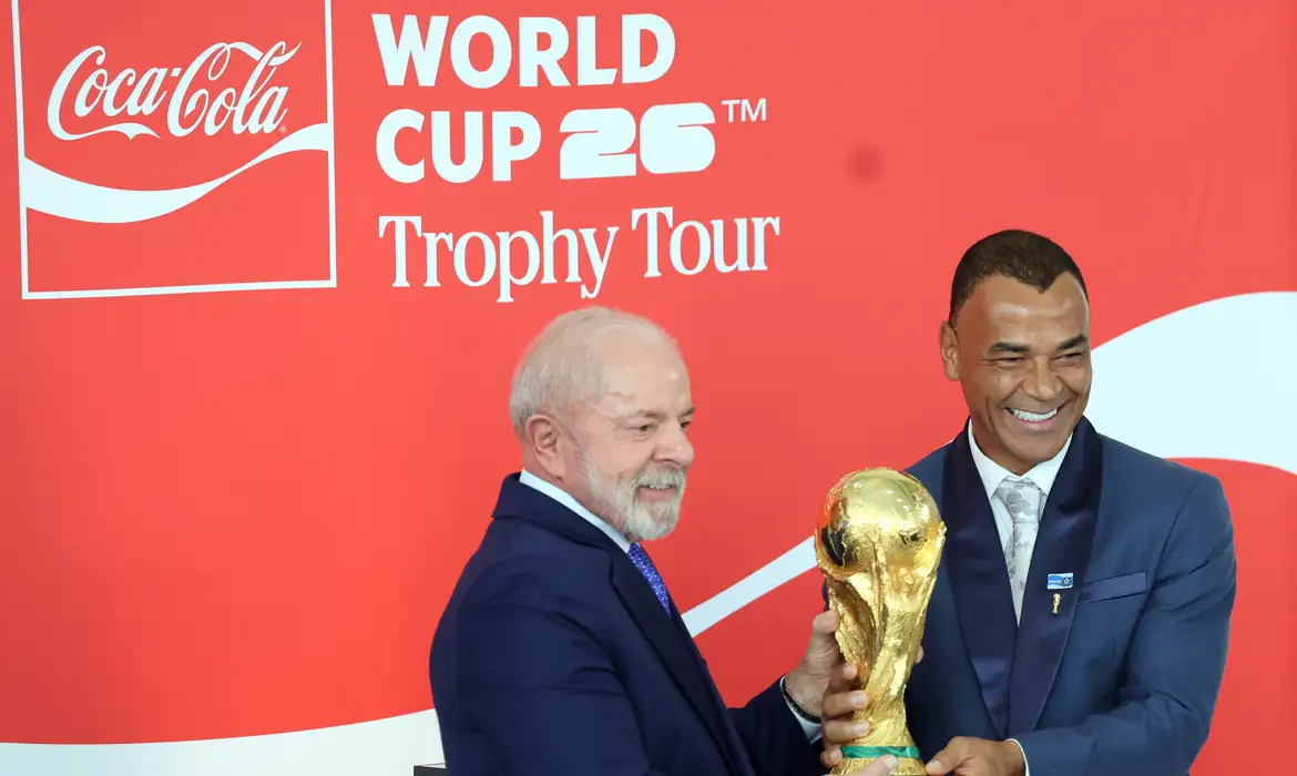 Brasília (DF), 26/02/2026 - Presidente da República, Luiz Inácio Lula da Silva, e o ex-jogador Cafú, durante cerimônia de apresentação das taças da Copa do Mundo de 2026 e da Copa do Mundo Feminina de 2027, realizado no Palácio do Planalto. Foto: Valter Campanato/Agência Brasil