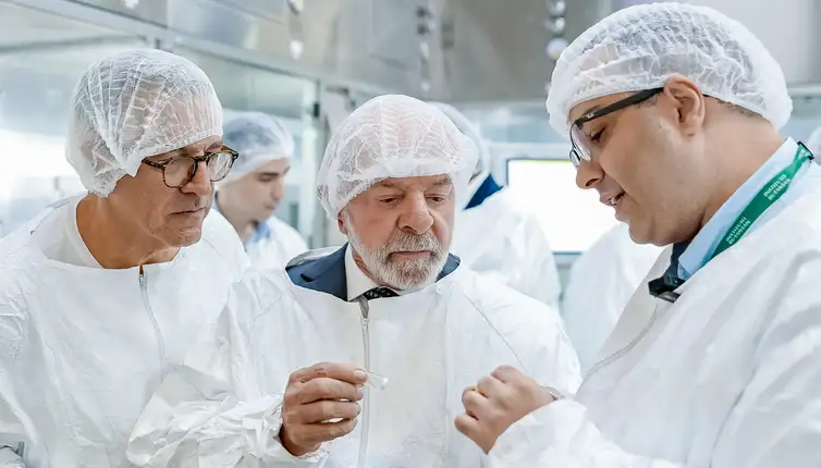 09.02.2026 - Presidente da República, Luiz Inácio Lula da Silva, durante visita ao Centro de Produção de Vacina contra a Dengue (PVD) do Instituto Butantan. São Paulo (SP) - Brasil

Foto: Ricardo Stuckert / PR