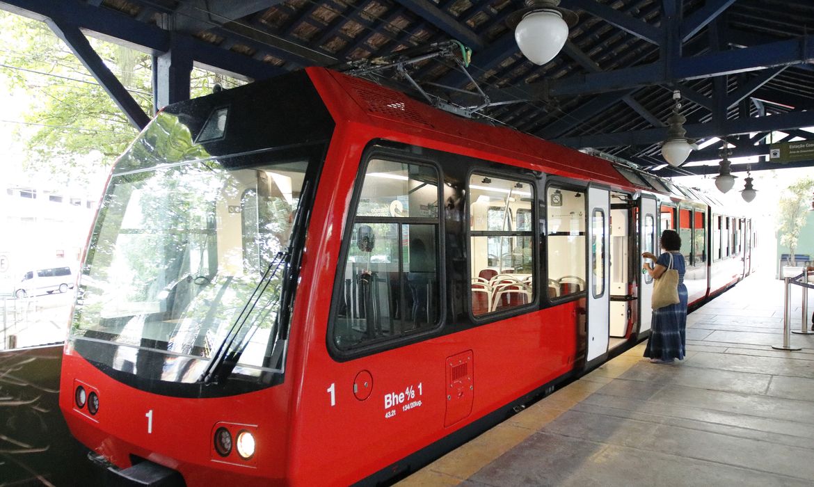  Trem do Corcovado ganha novas composições com teto panorâmico.  