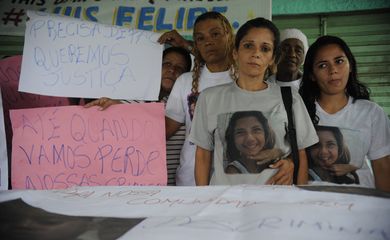 Rio de Janeiro - Moradores de Costa Barros, na zona norte do Rio, fazem ato em protesto à morte de crianças vítimas de bala perdida na comunidade. 
