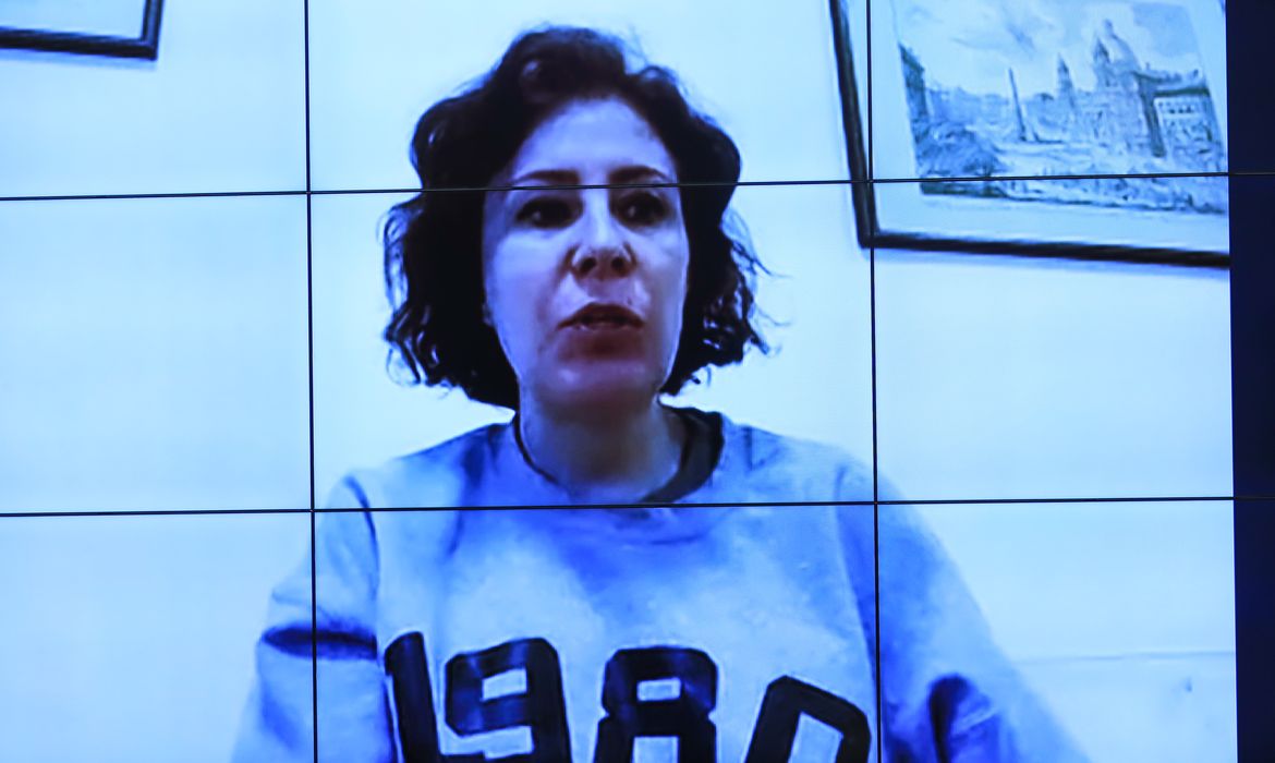 Moraes revoga bloqueio de redes sociais de Carla Zambelli