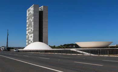 06/06/2023 - Brasília (DF) -  Cenas da Cidade de Brasília, ao fundo o prédio do Congresso Nacional .  Foto Antônio Cruz/Agência Brasil