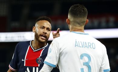 Neymar discute com Alvaro Gonzalez durante partida do Campeonato Francês