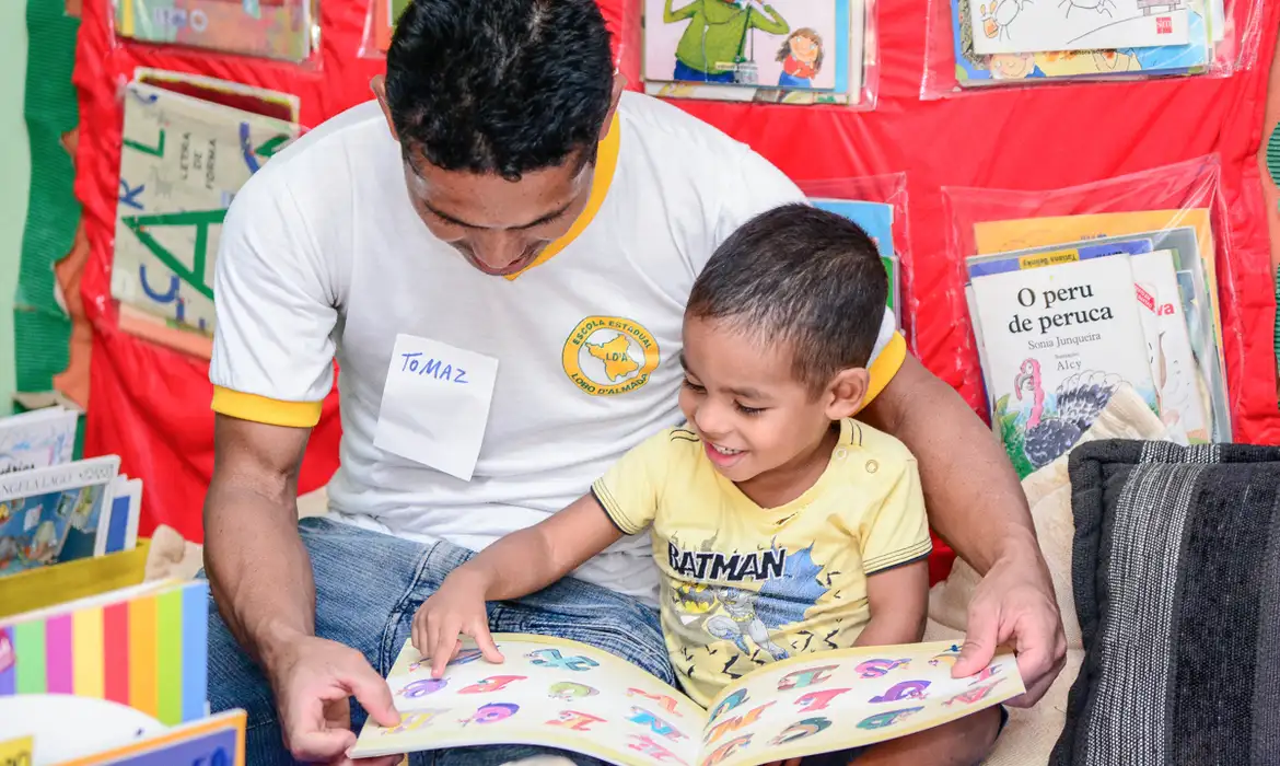 Pais que leem para os filhos em casa - Foto Andrezza Mariot