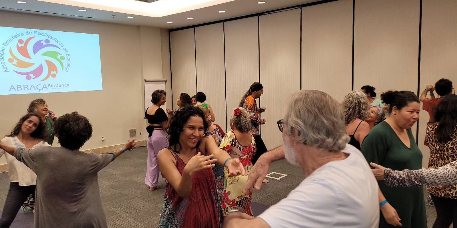 Biodança, ovnis, perucas: com que trabalham as novas profissões
