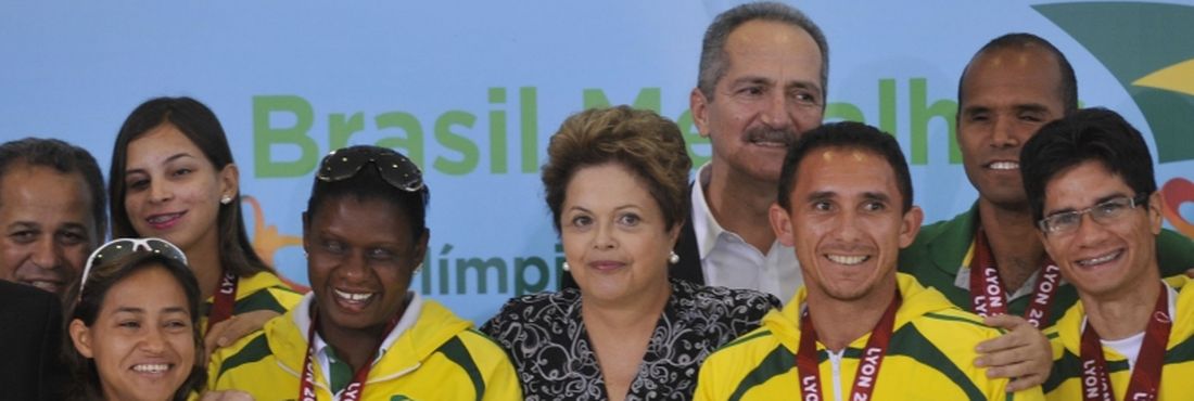 A presidenta Dilma Rousseff anunciou hoje (2) os 44 primeiros atletas que receberão a Bolsa Pódio, com valores entre R$ 5 mil e R$ 15 mil