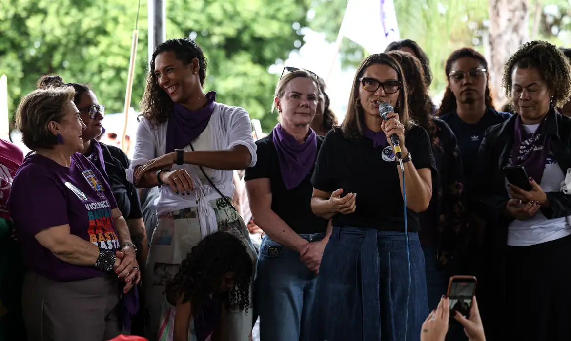 Brasília (DF), 07/12/2025 - Ministras e a primeira-dama, Janja Lula da Silva, durante ato do Levante Mulheres Vivas, na área central de Brasília, para denunciar o feminicídio e todas as formas de violência contra mulheres. Foto: Marcelo Camargo/Agência Brasil
