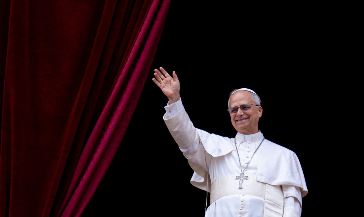 Reuters/Massimo Valicchia/NurPhoto/Proibida reprodução Pope Leo XIV waves to the crowd during the Regina Caeli prayer from the main central loggia of St. Peter's Basilica in The Vatican, on May 11, 2025 (Photo by Massimo Valicchia/NurPhoto).NO USE FRANCE