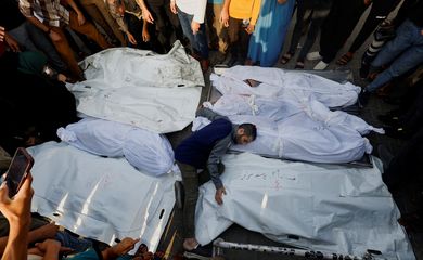 A mourner reacts amidst the bodies as people attend a funeral of Palestinians killed in Israeli strikes, amid the ongoing conflict between Israel and Palestinian Islamist group Hamas, in Khan Younis in the southern Gaza Strip, October 24, 2023. REUTERS/Mohammed Salem