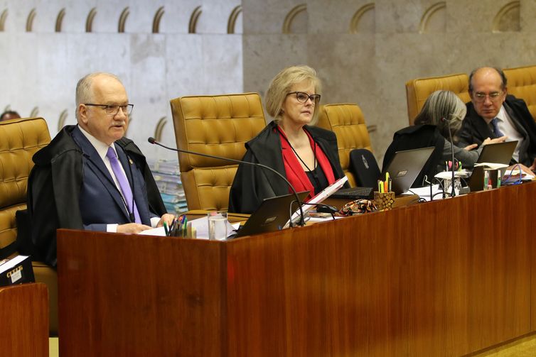 Os ministros Edson Fachin, Rosa Weber, Carmem Lúcia e Gilmar Mendes, durante sessão do STF que retoma julgamento sobre o compartilhamento de dados bancários e fiscais.