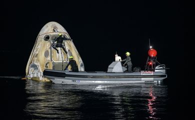 Astronautas da missão da SpaceX e Nasa voltam à Terra