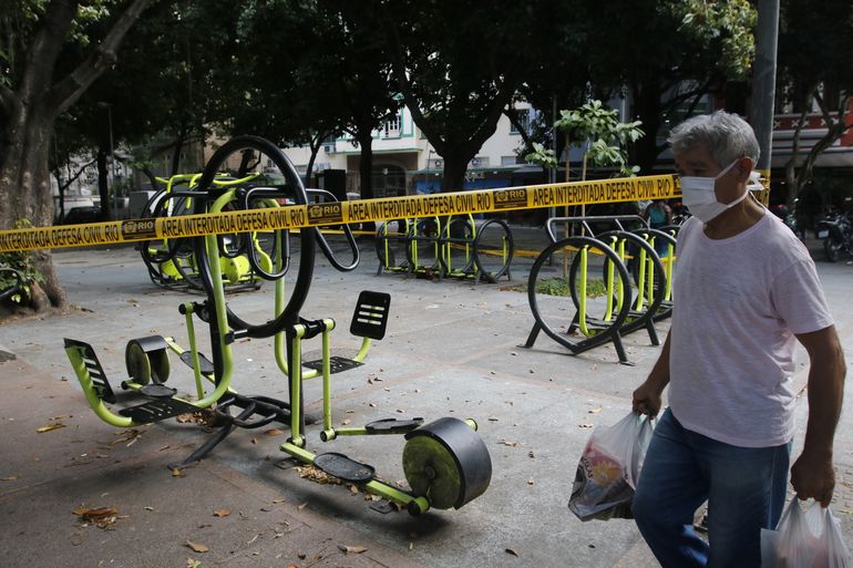 Espaço público para exércios é interditado pela Defesa Civil no Largo do Machado, zona sul da cidade.