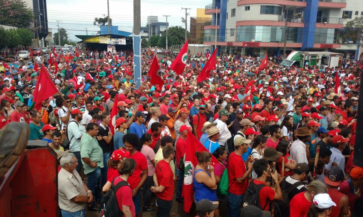 Após morte de dois trabalhadores rurais em Quedas do Iguaçu, no Paraná, o Movimento dos Trabalhadores Rurais promoveu um ato pedindo o fim da violência no campo e cobrando justiça