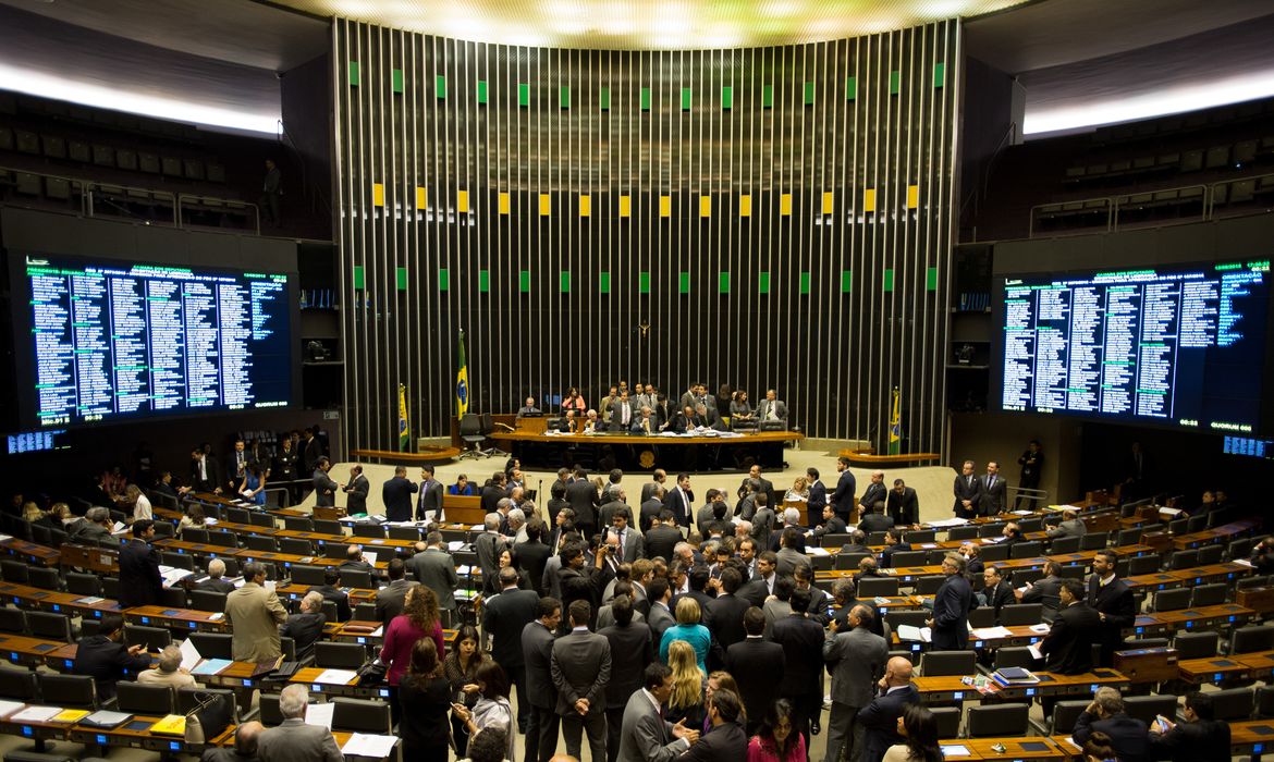 O presidente da Câmara dos Deputados, Eduardo Cunha, durante sessão de debate da proposta que cria lei de combate ao terrorismo (Marcelo Camargo/Agência Brasil)
