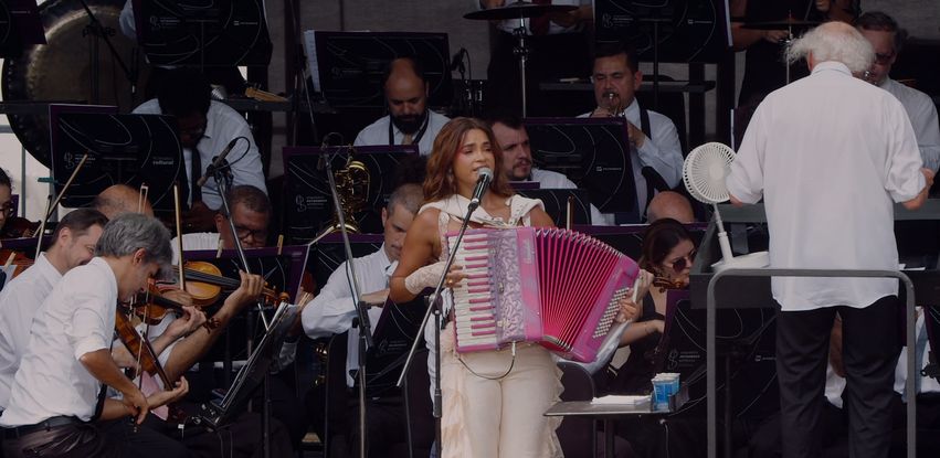 A multi-instrumentista Lucy Alves participa de concerto da Orquestra Petrobras Sinfônica