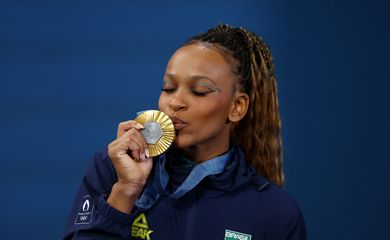 Paris 2024 Olympics - Artistic Gymnastics - Women's Floor Exercise Victory Ceremony - Bercy Arena, Paris, France - August 05, 2024.
Gold medallist Rebeca Andrade of Brazil celebrates with her medal. REUTERS/Hannah Mckay