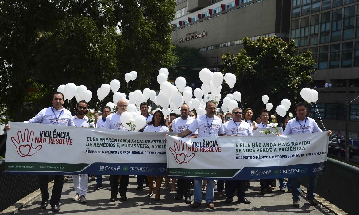 São Paulo - Manifestação de profissionais de Saúde em defesa da paz, após divulgação de pesquisa feita pelos Conselhos Regional de Enfermagem e de Médicos do estado de São Paulo,  que indicam altos índices de casos de violência no trabalho 