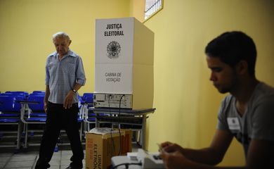 Eleitores comparecem ás seções eleitorais para votarem no segundo turno das Eleilções 2014 na cidade de Belém, no Pará (Tânia Rêgo/Agência Brasil)