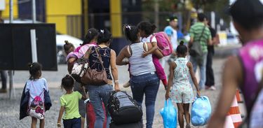 Venezuelanos saem de Pacaraima em busca de abrigo em Boa Vista