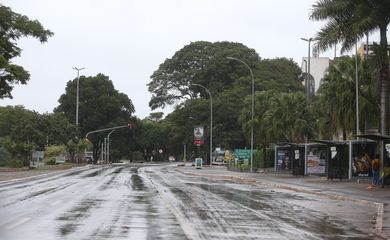 Avenida W3 Sul em Brasília praticamente vazia na manhã de 3ª feira