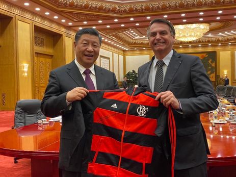 Jair Bolsonaro presenteia  Xi Jiping com agasalho do Flamengo