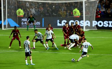 Messi cobra falta em partida da Argentina