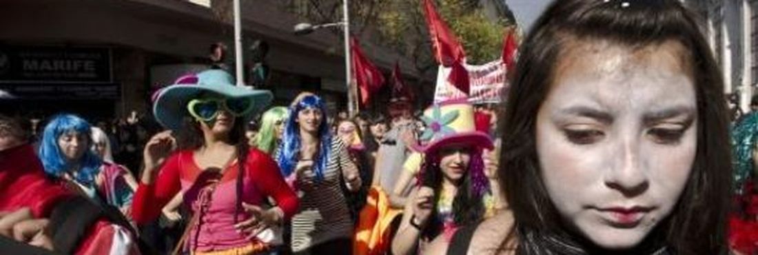 Estudantes protestam por educação pública e de qualidade há quatro dias das eleições primárias no Chile