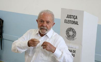 O candidato a presidência, Luiz Inácio Lula da Silva, vota na escola Escola Estadual Doutor João Firmino Corrêa de Araújo, em São Bernardo do Campo.