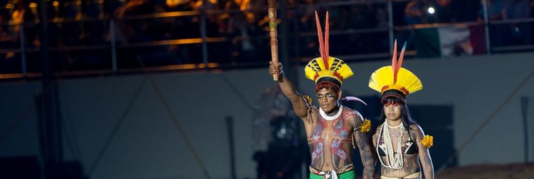 A pira é acesa na cerimônia de abertura dos Jogos Mundiais dos Povos Indígenas 