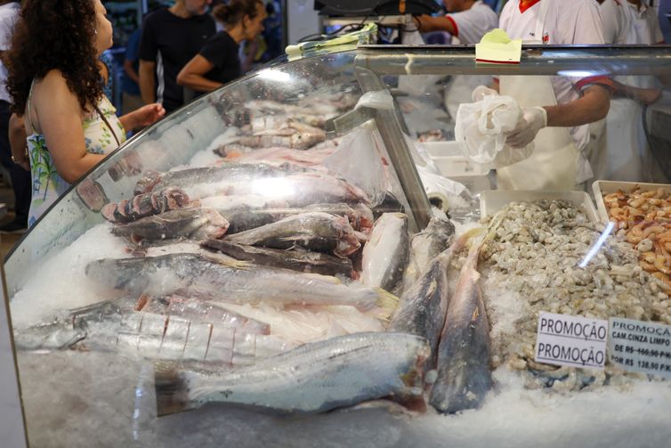 Brasília, 30/03/2024 Pessoas compram peixe na Feira do Guará, cidade satélite de Brasília.  Foto: Fabio Rodrigues-Pozzebom/ Agência Brasil