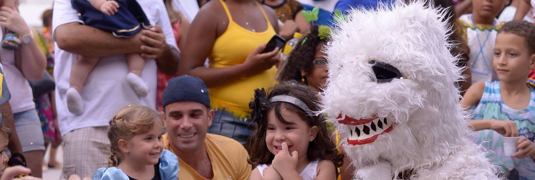 Crianças fantasiadas brincam com a La Ursa, personagem típico do carnaval de Pernambuco