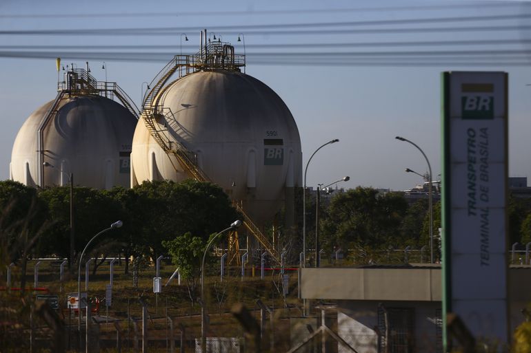 Reservatórios de combustíveis da transpetro, em Brasília.