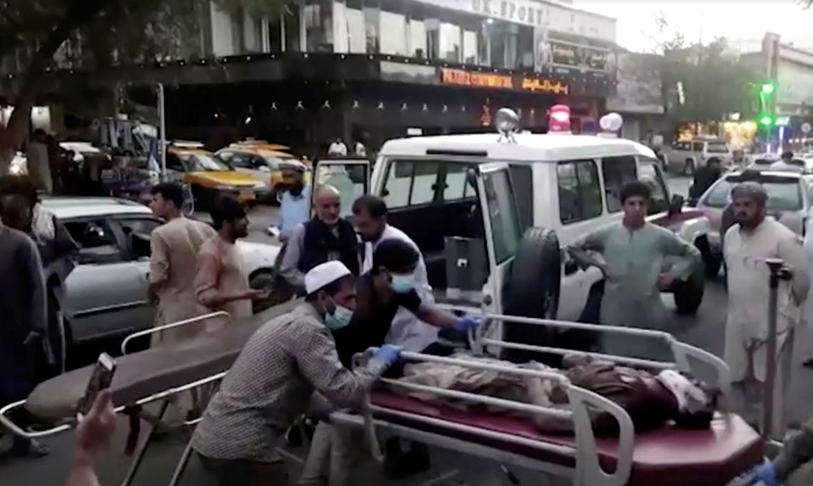 Feridos são levados a hospital após ataque no aeroporto internacional de Cabul