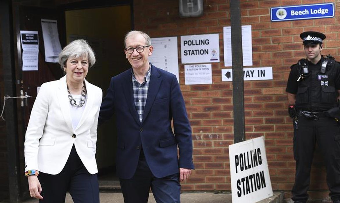 Theresa May votou ao lado do marido, Philip, em Sonning, no Condado de Berkshire